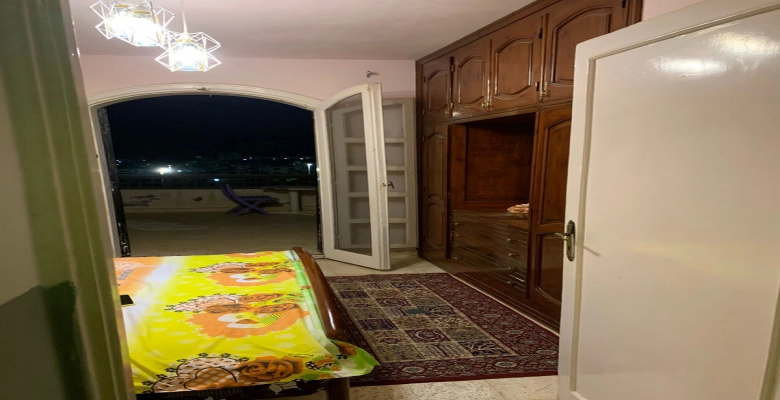 شقه دوبليكس 3 مستويات في عماره 300م من البحر