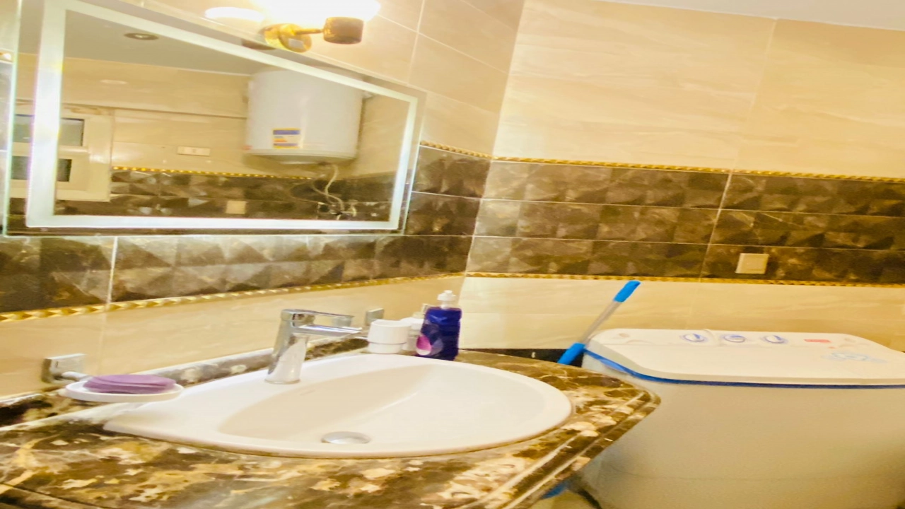 شقة مفروشة للايجار 3 غرف 2حمام وريسبشن كبير ومطبخ فى الدقى