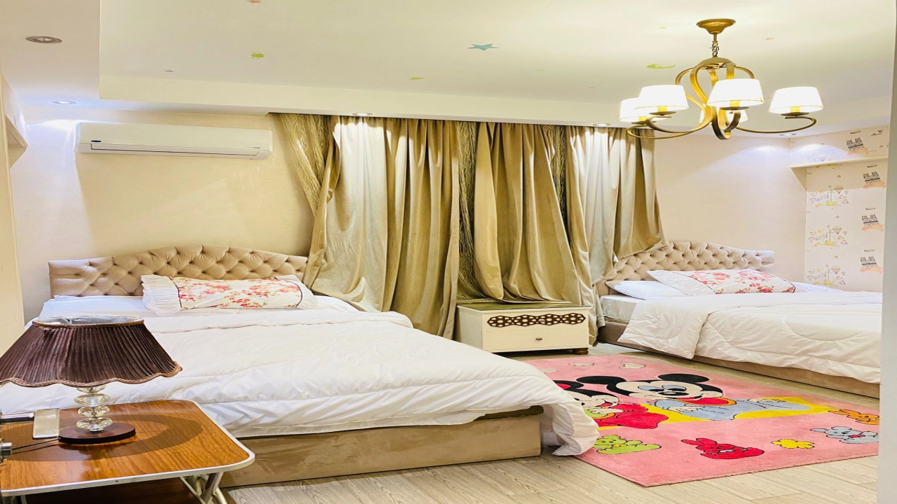 شقة مفروشة للايجار 3 غرف 2حمام وريسبشن كبير ومطبخ فى الدقى