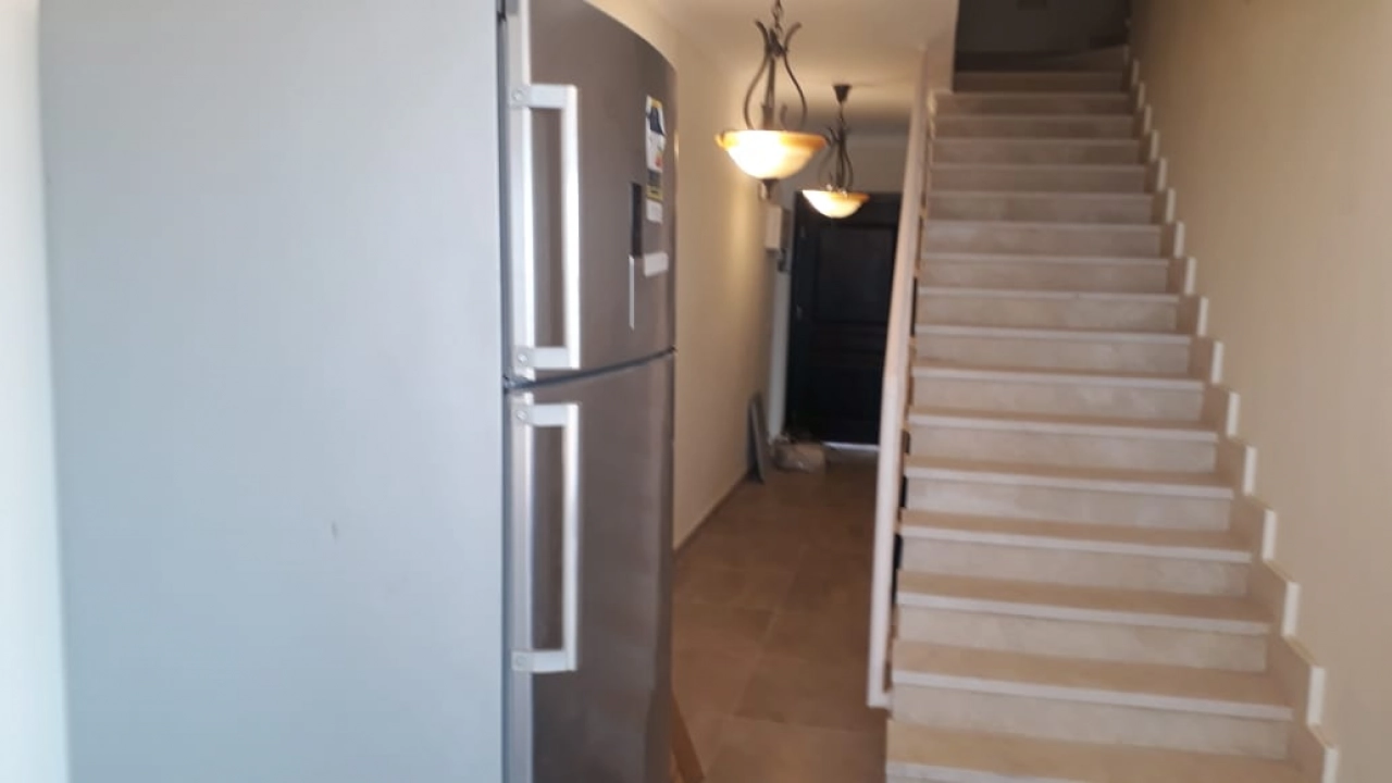 فيلا دوبلكس للايجار في تلال الساحل ارضي بجاردن 4غرف