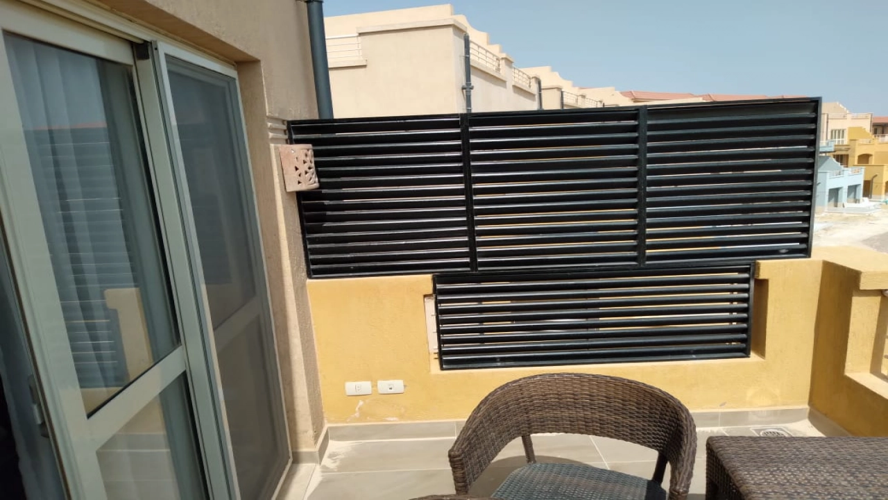 فيلا دوبلكس للايجار في تلال الساحل ارضي بجاردن 4غرف