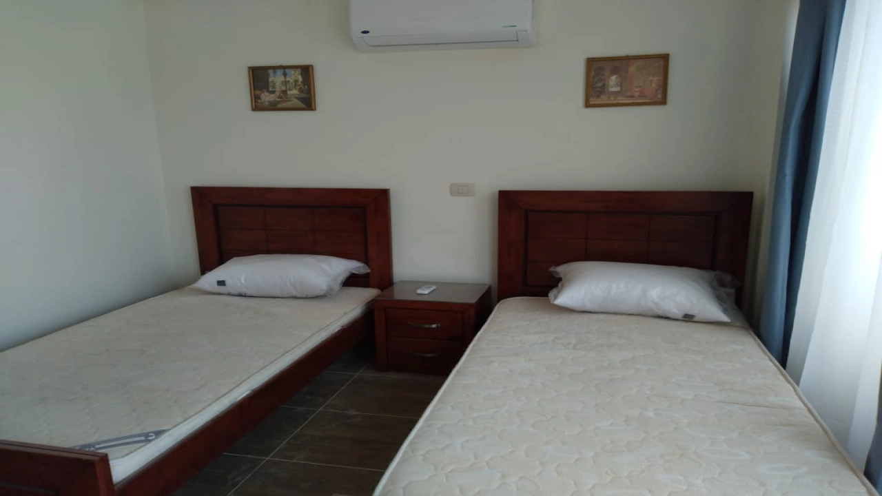 فيلا دوبلكس للايجار في تلال الساحل ارضي بجاردن 4غرف