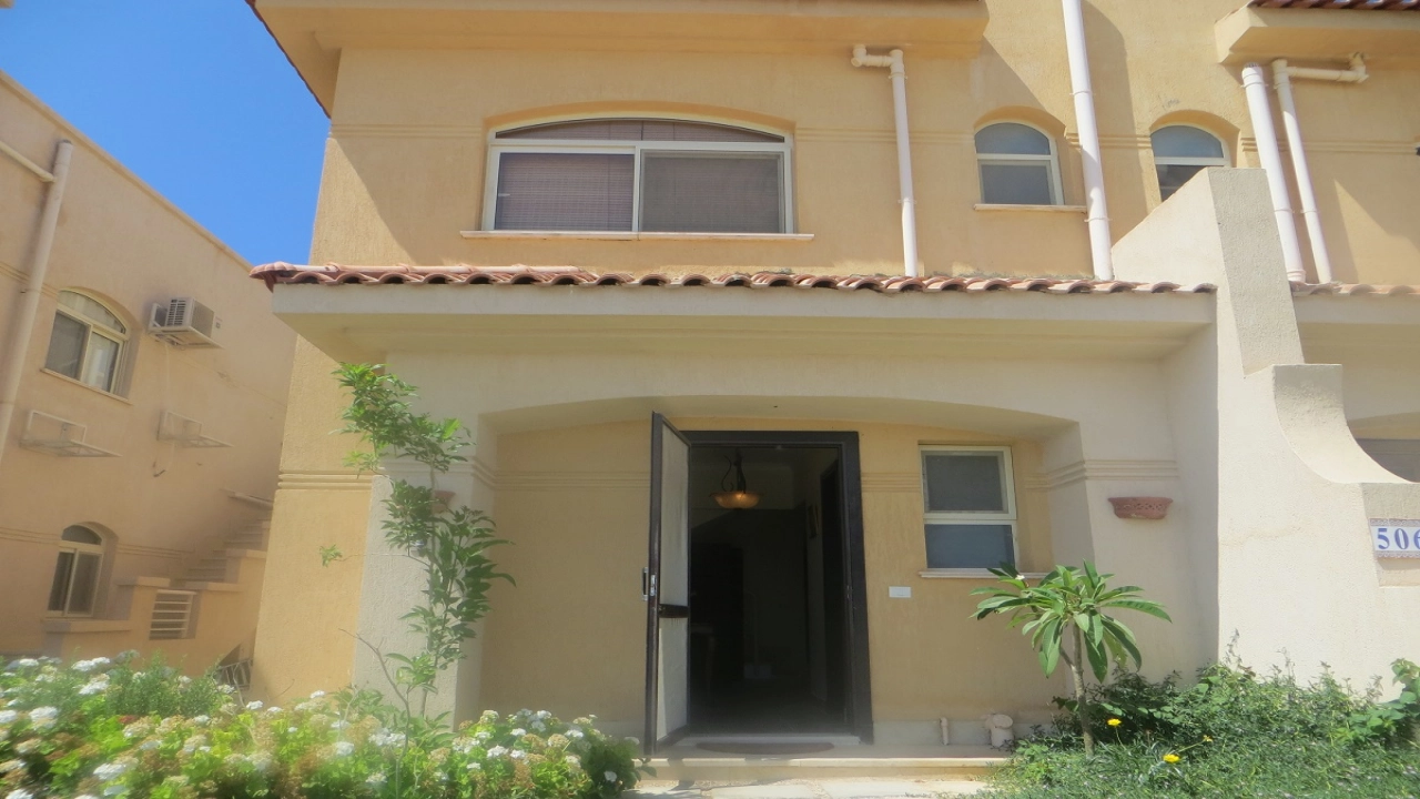 توين هاوس للايجار في تلال الساحل الشمالي ارضي بجاردن 4غرف