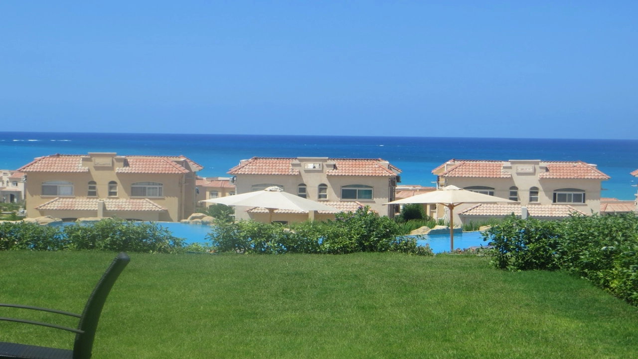 توين هاوس للايجار في تلال الساحل الشمالي ارضي بجاردن 4غرف