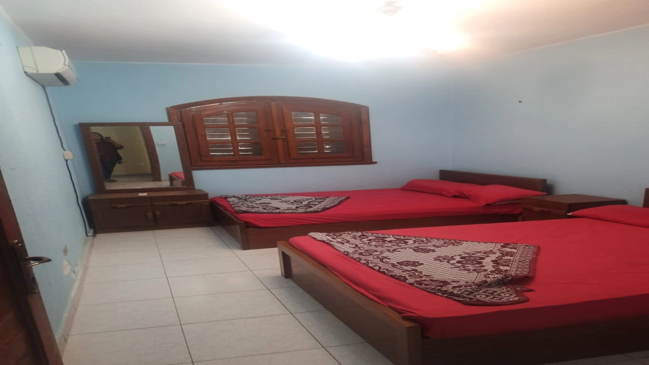 ( شاليه للايجار)  مارينا بوابه 4 تاني صف أمام البحر