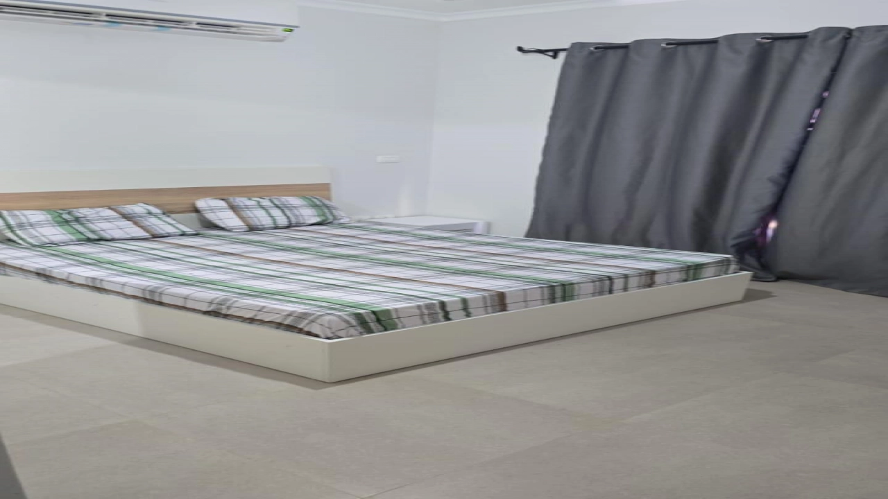 شاليه للايجار في جايا راس الحكمه ارضي بجاردن غرفتين