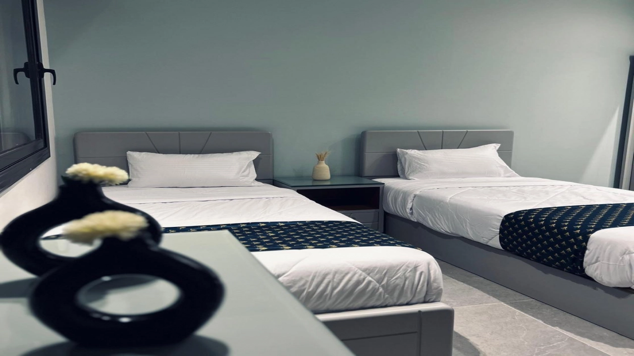 فيلا للايجار في بلايا راس الحكمة ارضي 4غرف