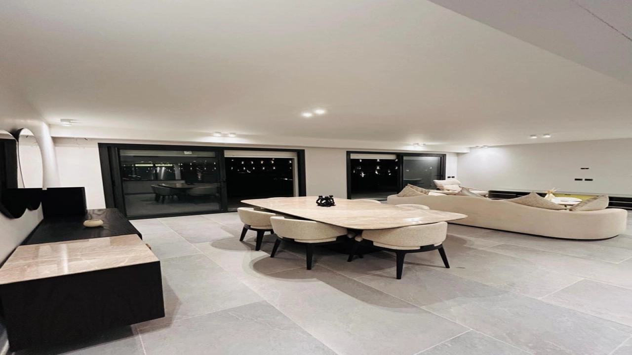 فيلا للايجار في بلايا راس الحكمة ارضي 4غرف