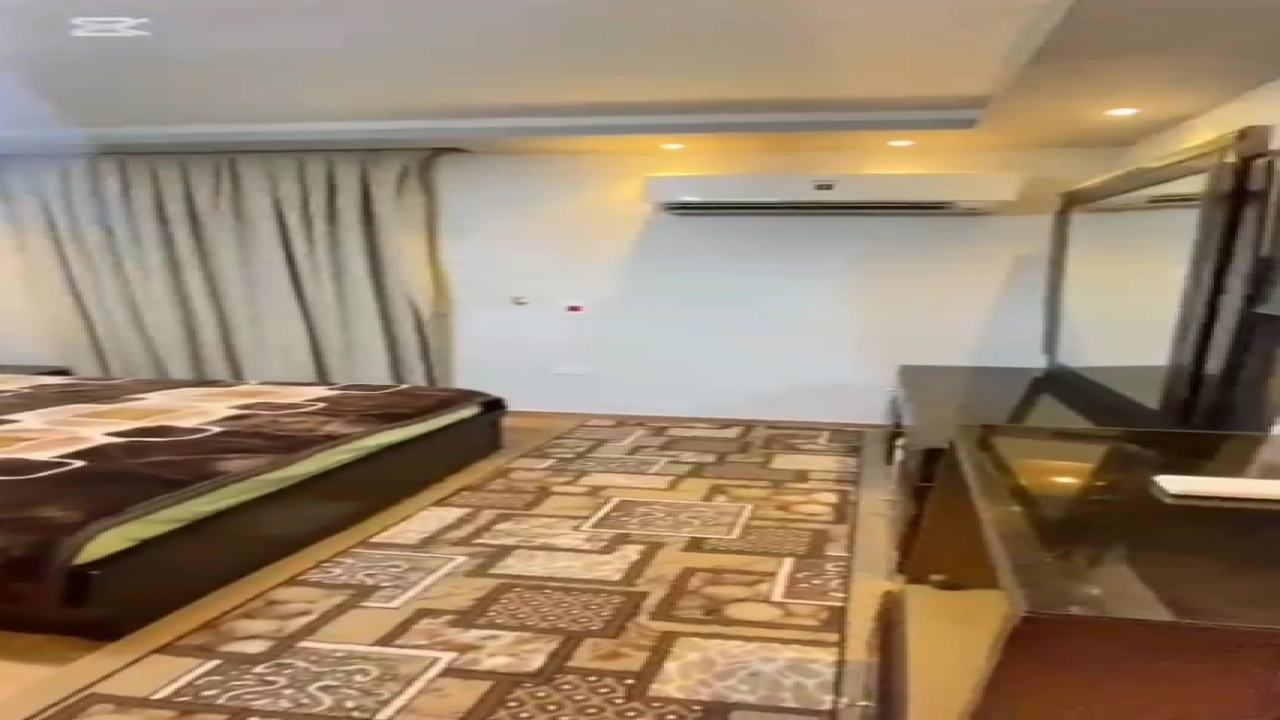 شقة مفروشة  للايجار مكونة من  3 غرف نوم و 2 حمام وريسبشن ومطبخ