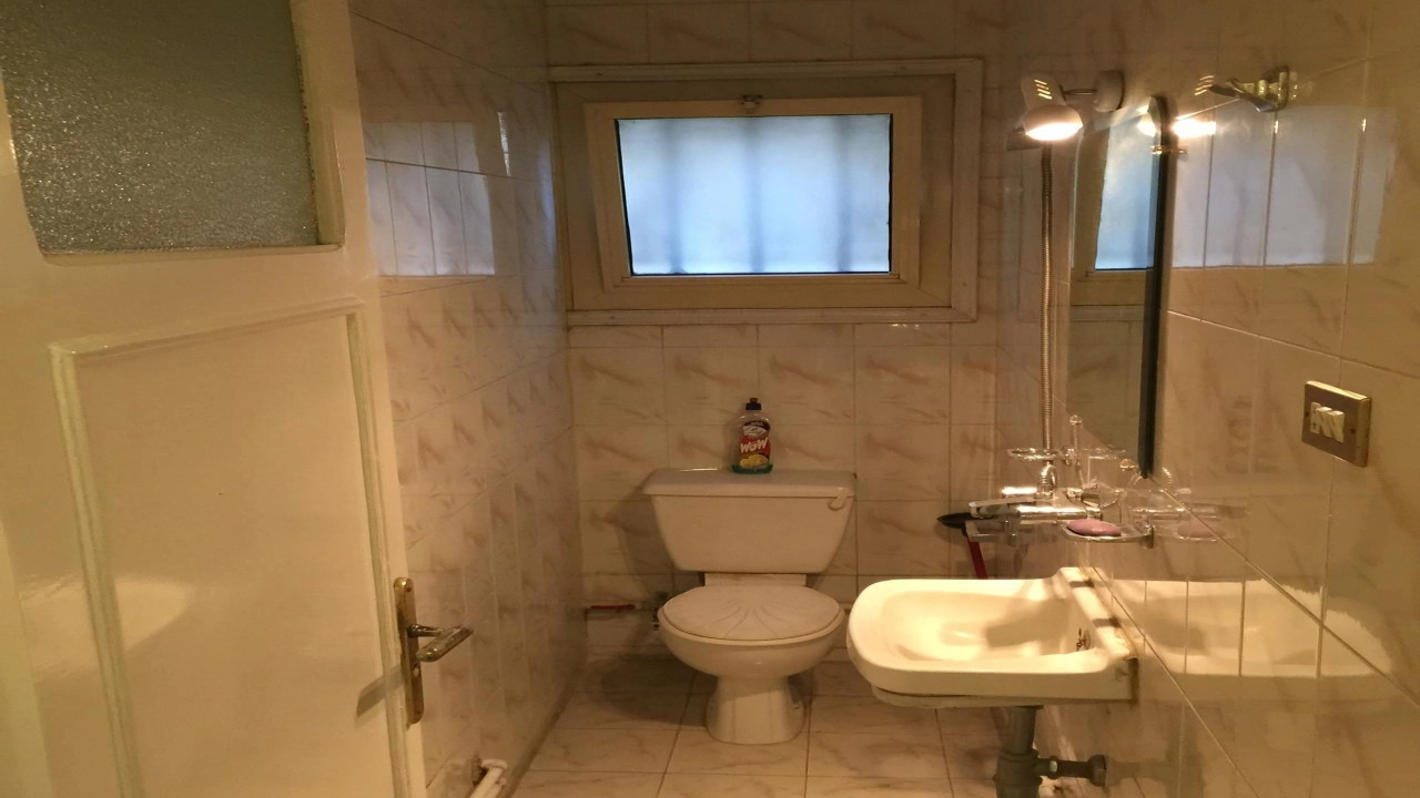 شقة مفروشة للايجار مكونة من 2 غرف نوم  و2 حمام وريسبشن  في مصر الجديدة  وقريبة من كل الخدمات