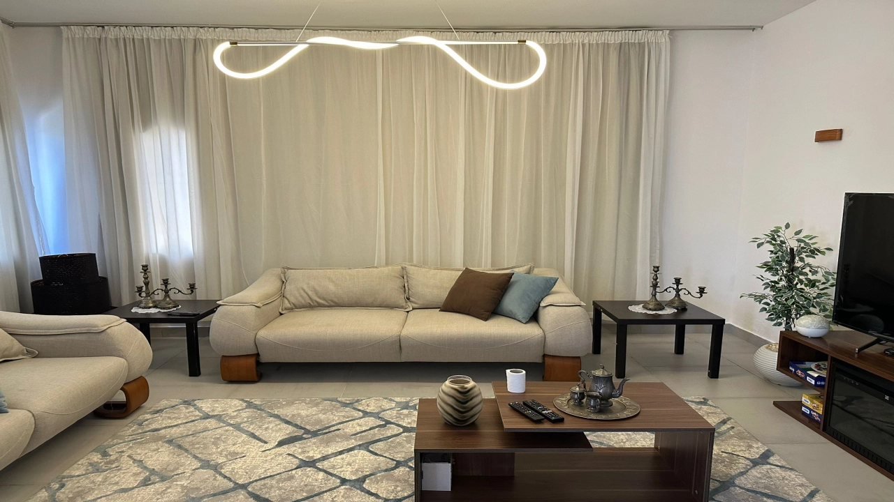 فيلا للايجار في مراسي جريك 4 غرف