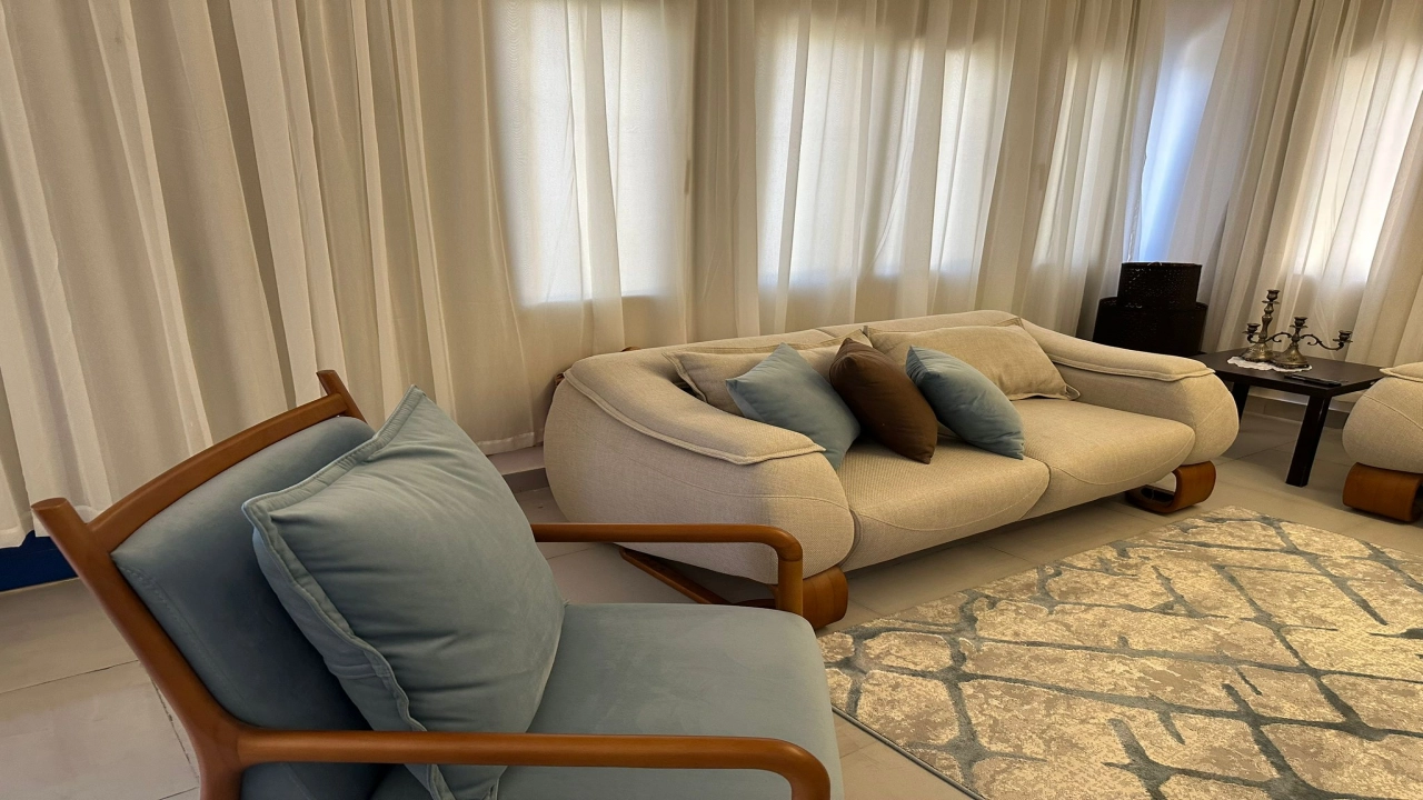 فيلا للايجار في مراسي جريك 4 غرف