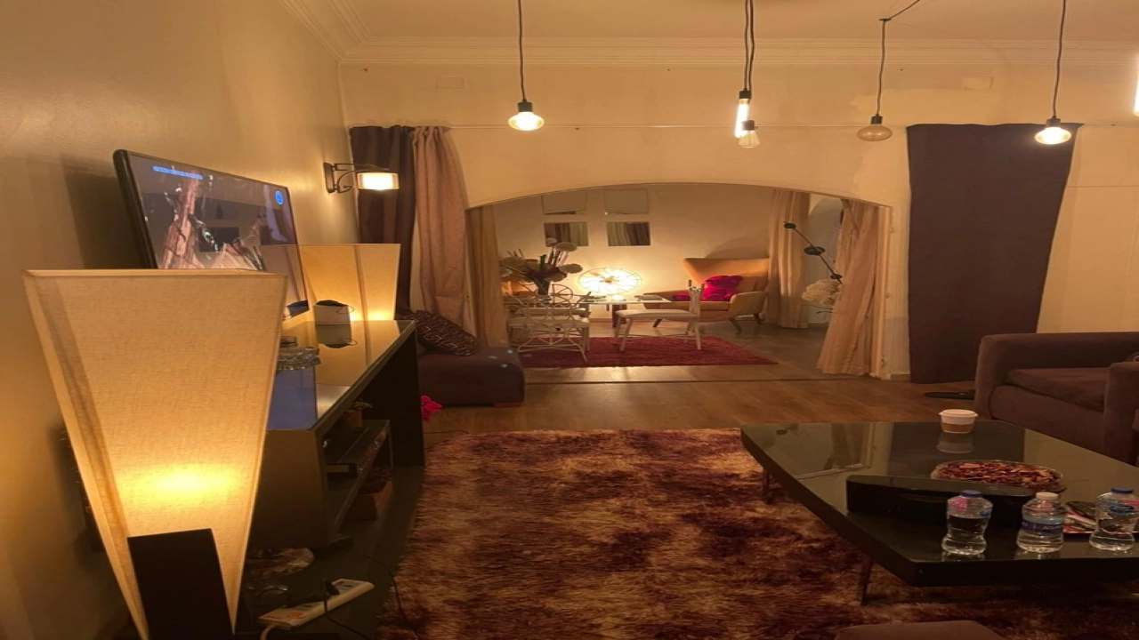 شقة مفروشة للايجار مكونة من 2 غرفة نوم وريسبشن وحمام قريبة من كل الخدمات في حي مميز بالزمالك