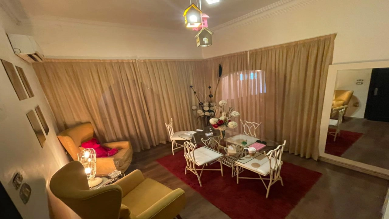 شقة مفروشة للايجار مكونة من 2 غرفة نوم وريسبشن وحمام قريبة من كل الخدمات في حي مميز بالزمالك