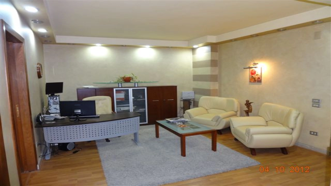 شقه للايجار ارضى تصلح مكتب بالزمالك